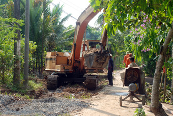 Công nhân đang thi công phần cống tuyến đường cầu Trại Giam đến rạch Ngã Bát- cầu Bà Chủ Kiểu- sông Hàng Bàng, thuộc phường Long Tuyền, quận Bình Thủy(Cần Thơ). Ảnh :.mt.gov.vn