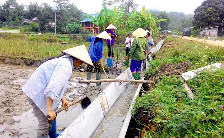 Người dân xã Nhân Mục, huyện Hàm Yên xây dựng kênh, mương bền chắc. Ảnh: nhandan.com.vn