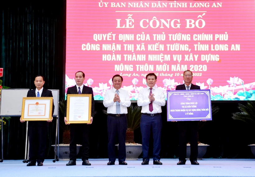 Bộ trưởng Bộ NN&PTNT Lê Minh Hoan và Phó Bí thư Thường trực Tỉnh ủy Long An Nguyễn Thanh Hải trao Quyết định của Thủ tướng Chính phủ công nhận thị xã Kiến Tường hoàn thành nhiệm vụ xây dựng nông thôn mới. Ảnh: Bùi Giang - TTXVN 