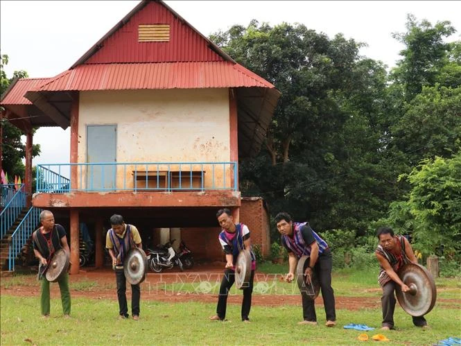 Đội cồng chiêng thôn Bình Trung, xã Phước Tân, huyện Phú Riềng tại văn hóa cộng đồng thôn. Ảnh: K GỬIH -TTXVN 
