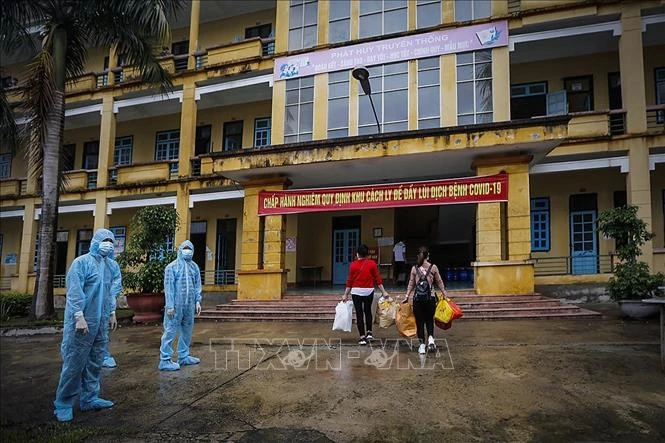 Các công dân vào khu cách ly tập trung theo dõi COVID-19 tại Trung đoàn 814, Bộ chỉ huy Quân sự tỉnh Hòa Bình. Ảnh: Trọng Đạt - TTXVN