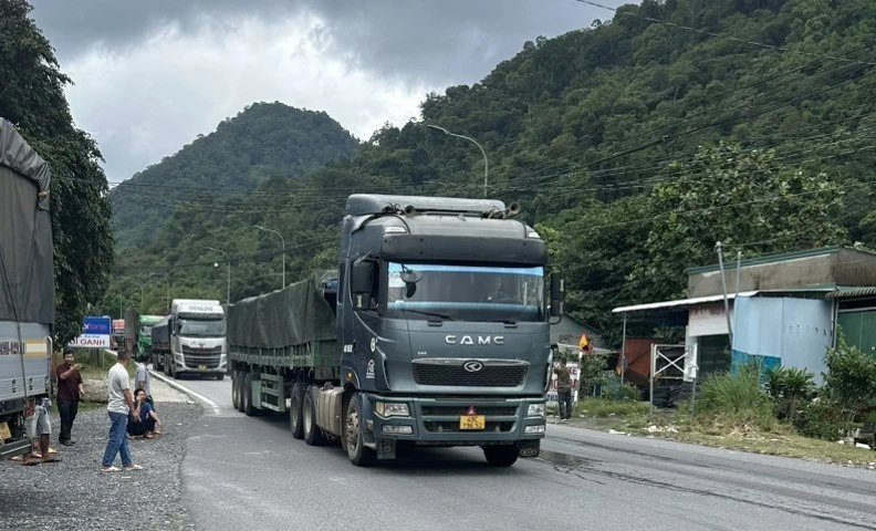 Các phương tiện lần lượt lưu thông qua đèo Bảo Lộc sau khi tuyến đèo được thông tuyến từ trưa 1/8. Ảnh: TTXVN phát