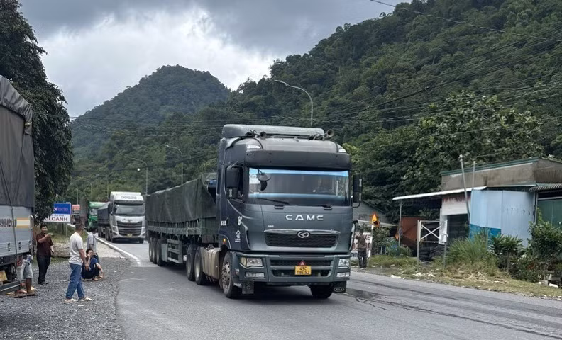 Các phương tiện lần lượt lưu thông qua đèo Bảo Lộc sau khi tuyến đèo được thông tuyến từ trưa 1/8. Ảnh: TTXVN phát