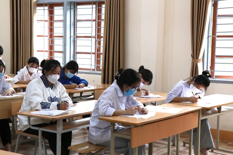Sáng 7/7/2022, các thí sinh trên toàn quốc bước vào môn thi đầu tiên của kỳ thi tốt nghiệp Trung học Phổ thông năm 2022, với môn Ngữ văn – môn duy nhất thi theo hình thức tự luận. Trong ảnh: Thí sinh dự thi môn Ngữ văn tại điểm thi trường Phổ thông dân tộ