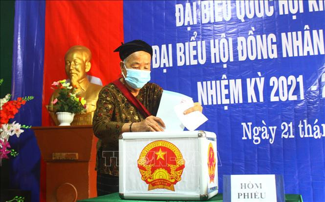 Cử tri xã miền núi, biên giới Mai Sơn, huyện Tương Dương, Nghệ An bỏ phiếu bầu đại biểu Quốc hội khóa XV và HĐND các cấp nhiệm kỳ 2021 – 2026. Ảnh: Tá Chuyên – TTXVN