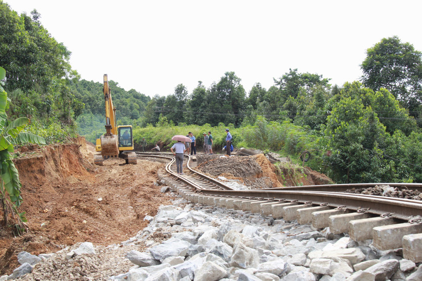 Công ty Cổ phần Đường sắt Yên Lào đang huy động nhân lực tiếp tục thực hiện các hạng mục gia cố nền đường. Ảnh: Tuấn Anh - TTXVN 