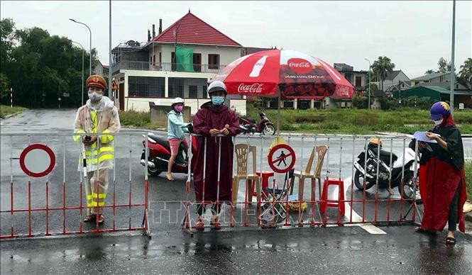 Lực lượng chức năng lập các chốt ở nhiều nơi ở Hà Tĩnh. Ảnh: TTXVN