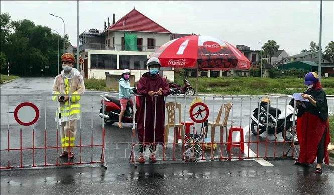 Lực lượng chức năng lập các chốt ở nhiều nơi ở Hà Tĩnh. Ảnh: TTXVN