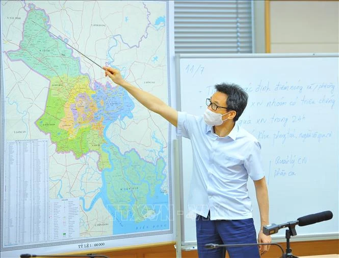 Phó Thủ tướng Vũ Đức Đam, Trưởng ban Chỉ đạo Quốc gia phòng, chống dịch COVID-19 phát biểu chỉ đạo. Ảnh: Minh Đức - TTXVN