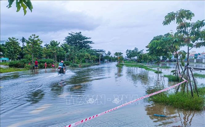  Tuyến đường ven hồ Búng Xáng, quận Ninh Kiều được căng dây cảnh báo nguy hiểm ngập sâu. Ảnh: Thanh Liêm - TTXVN