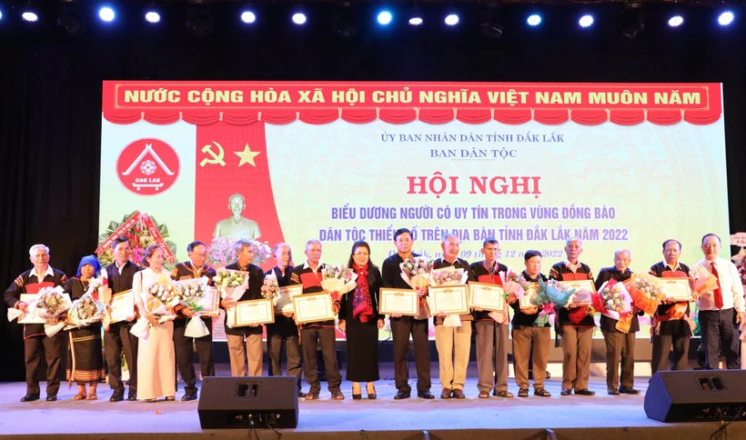 Trao tặng Giấy khen cho 100 người có uy tín trong vùng đồng bào dân tộc thiểu số. Ảnh: Tuấn Anh – TTXVN 