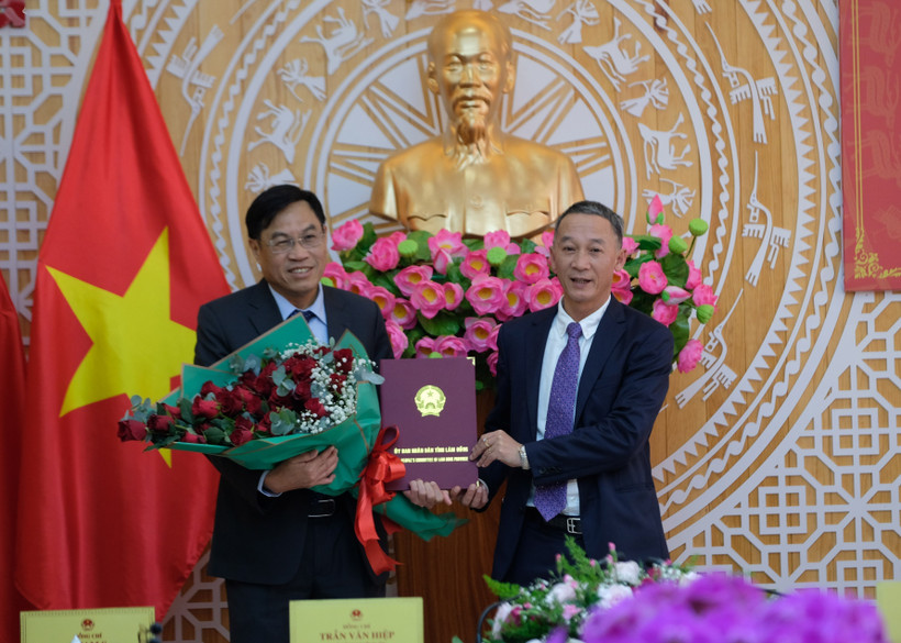 Đồng chí Trần Văn Hiệp, Phó Bí thư Tỉnh ủy, Chủ tịch UBND tỉnh Lâm Đồng, trao quyết đinh và tặng hoa chúc mừng tân Phó Chủ tịch UBND tỉnh Lâm Đồng Võ Ngọc Hiệp. Ảnh: Nguyễn Dũng – TTXVN 