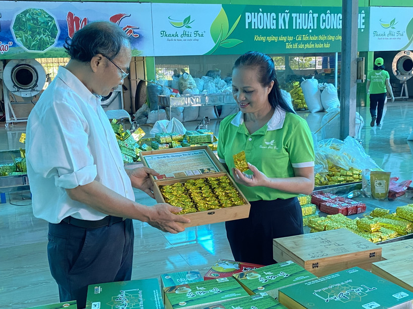 Bà Nguyễn Thị Hải, Giám đốc Hợp tác xã chè La Bằng, giới thiệu sản phẩm của Hợp tác xã chè La Bằng với khách hàng. Ảnh: thainguyen.gov.vn