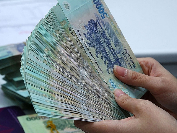 Các đối tượng bị bắt giữ cùng tang vật. Ảnh: Dương Quân - TTXVN 