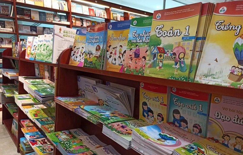 Mới đưa vào nhà trường được một tháng, sách giáo khoa lớp 1 mới đã liên tục khiến phụ huynh "dậy sóng". Ảnh: Phạm Mai/Vietnam+