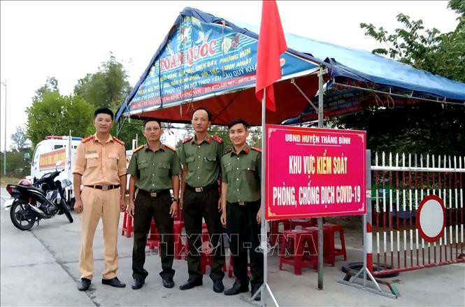Một chốt kiểm dịch trên tuyến đường có đông người qua lại tại tỉnh Quảng Nam. Ảnh: Trịnh Bang Nhiệm - TTXVN