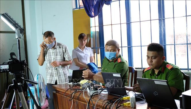 Tổ lưu động cấp căn cước công dân cho người dân tại thị trấn Cát Tiên, huyện Cát Tiên trong sáng 26/2. Ảnh: Nguyễn Dũng – TTXVN