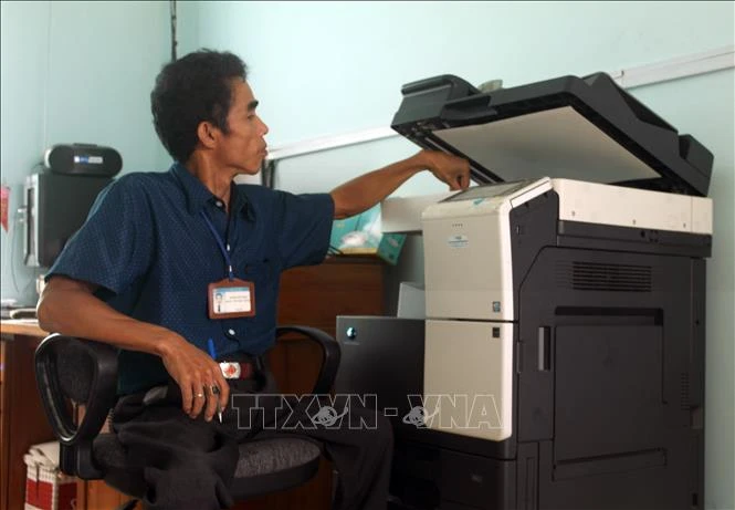 Anh Hán Văn Thư in ấn tài liệu. Ảnh: Công Thử - TTXVN
