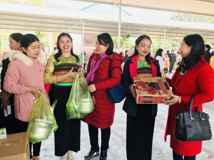 Ban Tổ chức đã bố trí 8 gian hàng miễn phí với các mặt hàng là lương thực, thực phẩm, nhu yếu phẩm, thuốc bổ, đồ gia dụng, quần áo…Ảnh : baothanhhoa.vn