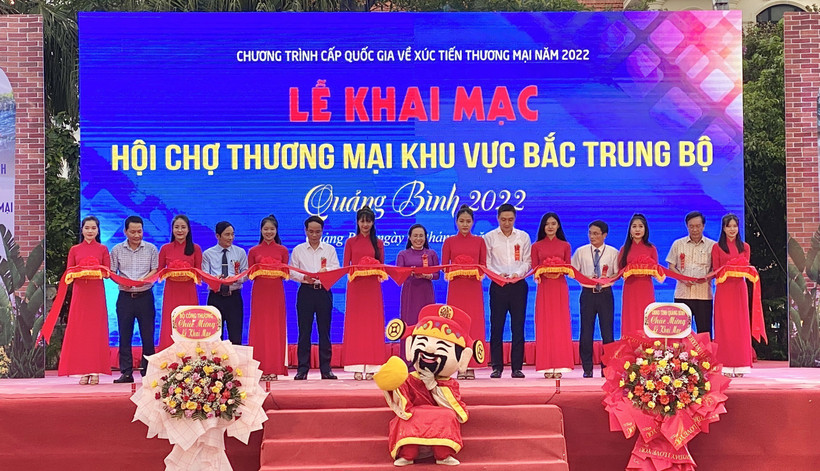 Các đại biểu tham gia cắt băng khai mạc Hội chợ. Ảnh: Võ Dung - TTXVN 
