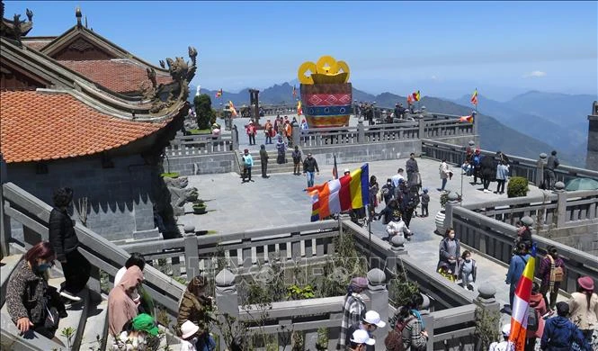 Khách du lịch chinh phục đỉnh Fansipan. Ảnh: Quốc Khánh - TTXVN 