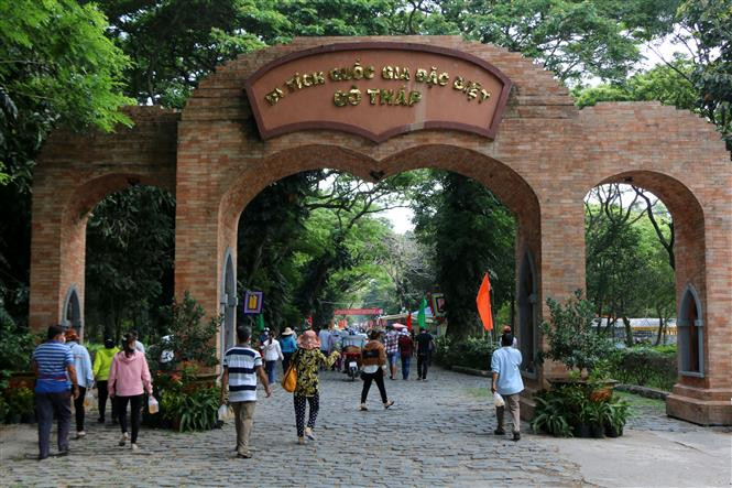 Đông đảo người dân đến Khu Di tích Quốc gia đặc biệt Gò Tháp để dự lễ hội Vía bà Chúa xứ. Ảnh: Nhựt An - TTXVN 