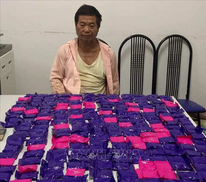 Đối tượng Giàng A Sử cùng tang vật. Ảnh: Nguyễn Cường - TTXVN
