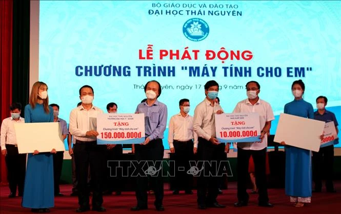 Đại học Thái Nguyên hưởng ứng chương trình “Máy tính cho em”. Ảnh: Thu Hằng - TTXVN 