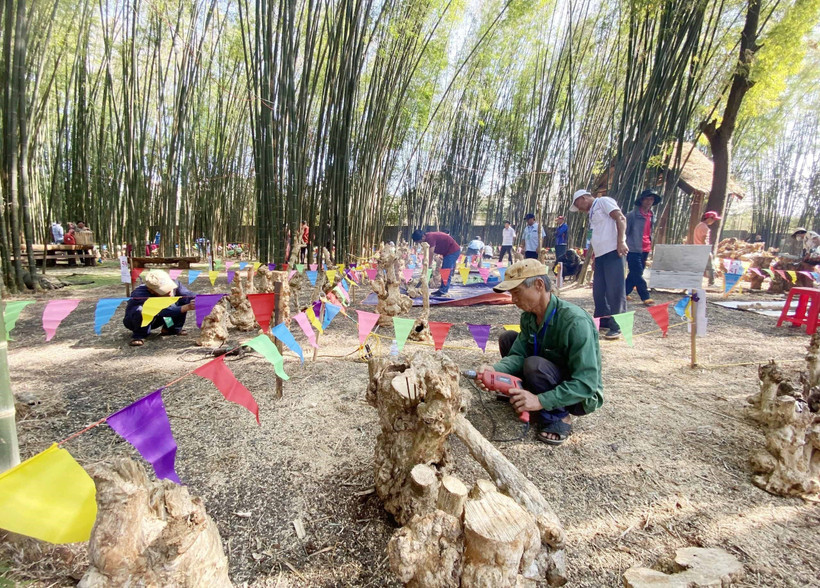 Với chủ đề “Văn hóa, nghệ thuật, thiên nhiên, con người Tây Nguyên”, nghệ nhân có thời gian 3 ngày để chế tác sản phẩm mỹ nghệ trên thân gỗ cây cà phê. Ảnh: Hoài Thu – TTXVN 