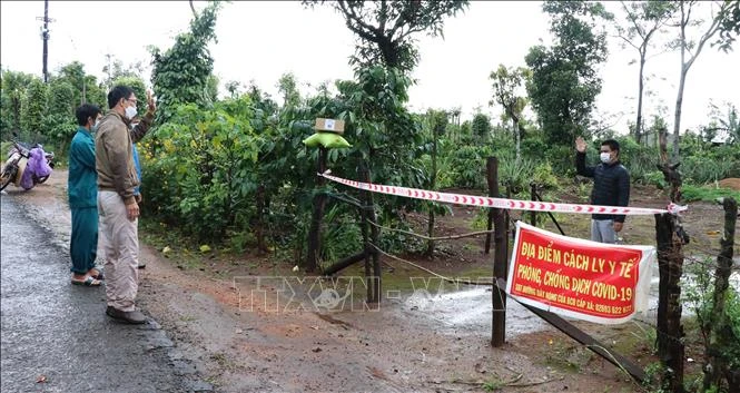 Chính quyền huyện Ia Grai (Gia Lai) phối hợp với các hội, đoàn thể hỗ trợ gạo, mì tôm, nhu yếu phẩm cho người dân đang thực hiện cách ly tại nhà. Ảnh: Hồng Điệp - TTXVN 