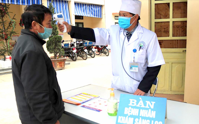Cán bộ bảo hiểm xã hội tuyên truyền, vận động người dân tham gia BHYT hộ gia đình. Nguồn:baoyenbai.com.vn