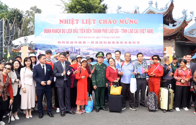 Đoàn khách du lịch đầu tiên chụp ảnh kỷ niệm tại cửa khẩu quốc tế Lào Cai. Ảnh: Quốc Khánh - TTXVN 