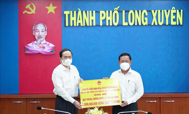 Ủy viên Bộ Chính trị, Phó Chủ tịch Thường trực Quốc hội Trần Thanh Mẫn trao biểu trưng 1 tỷ đồng hỗ trợ công tác phòng, chống dịch COVID-19 cho tỉnh An Giang. Ảnh: Công Mạo-TTXVN 