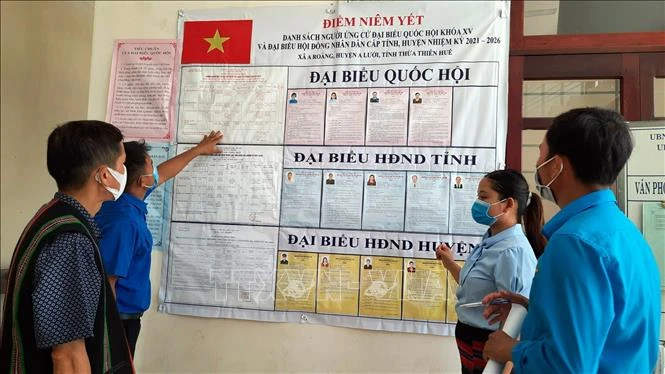 Cử tri xã A Roàng, huyện A Lưới tìm hiểu thông tin về những người ứng cử. Ảnh: Đỗ Trưởng - TTXVN 