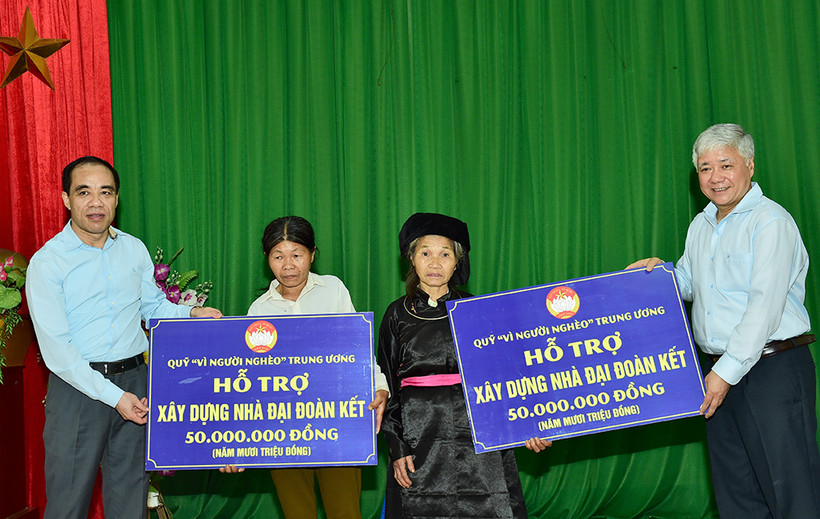 Chủ tịch Ủy ban Trung ương MTTQ Việt Nam Đỗ Văn Chiến và Bí thư Tỉnh ủy Tuyên Quang Chẩu Văn Lâm trao hỗ trợ làm nhà ở cho hộ nghèo. Ảnh: toquoc.vn