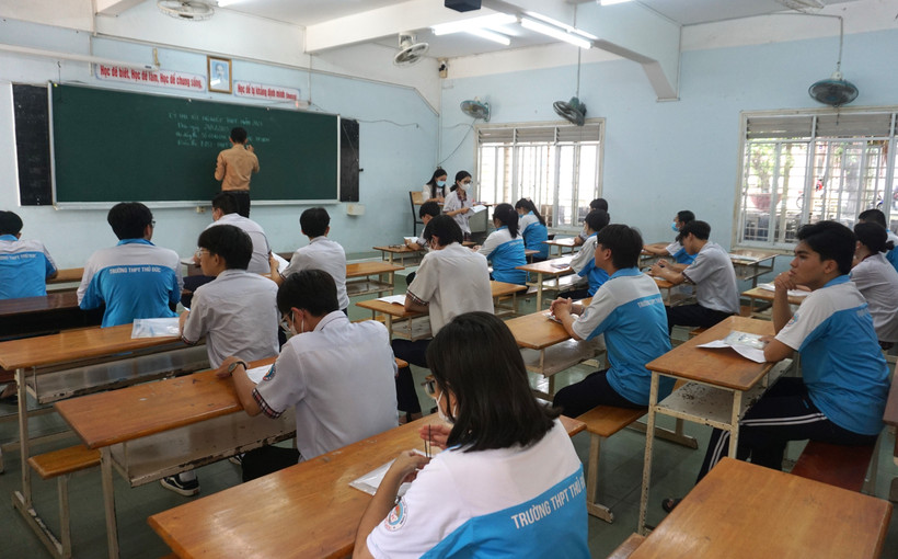 Bà con dân tộc mua sắm tại chợ phiên Mèo Vạc (Mèo Vạc, Hà Giang). Ảnh: Nam Thái - TTXVN 