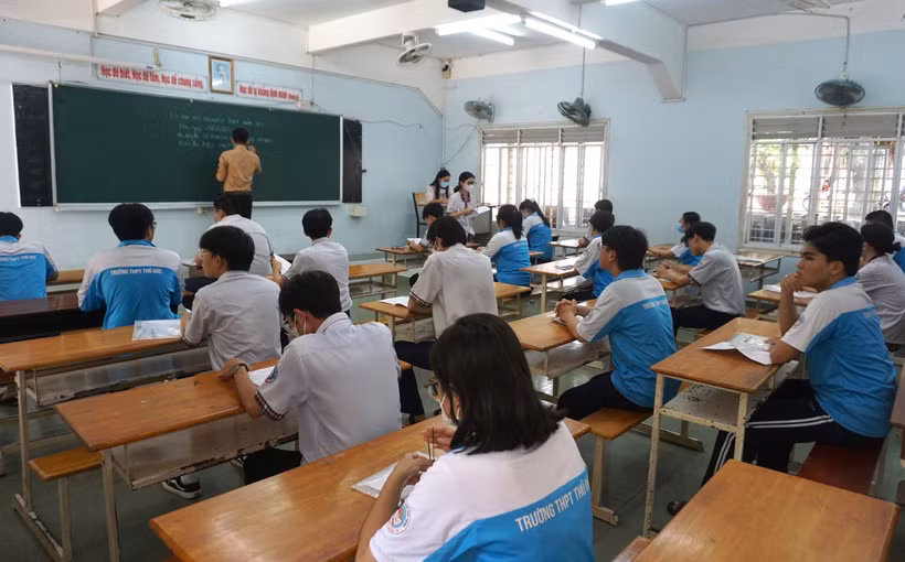 Bà con dân tộc mua sắm tại chợ phiên Mèo Vạc (Mèo Vạc, Hà Giang). Ảnh: Nam Thái - TTXVN 