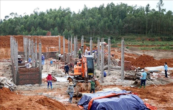 Gấp rút thi công khu cách ly y tế tập trung số 2 tại huyện Lâm Thao. Ảnh: Trung Kiên - TTXVN 