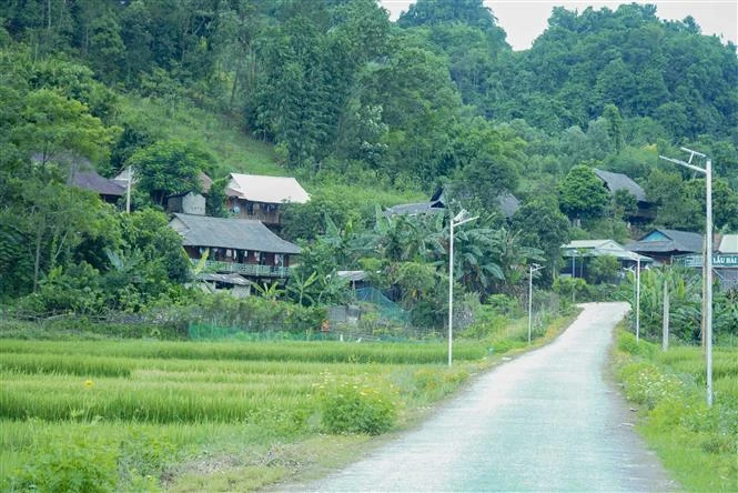 Bộ mặt nông thôn ở nhiều xã trong huyện Mường Ảnh, Điện Biên đã có nhiều thay đổi do được hưởng lợi từ các chương trình giảm nghèo. Ảnh: Xuân Tư – TTXVN 