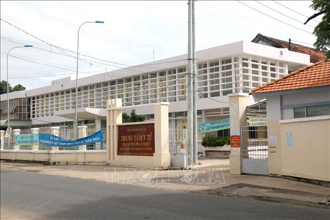 Y tế thành phố Phan Thiết dừng việc tiếp nhận khám, chữa bệnh từ ngày 9/8 để phục vụ công tác thu dung và điều trị người bệnh mắc COVID-19. Ảnh: Nguyễn Thanh - TTXVN 
