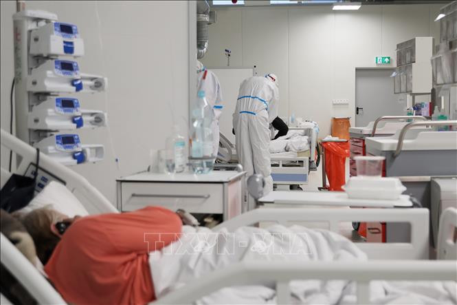 Bệnh nhân COVID-19 được điều trị tại bệnh viện ở Warsaw, Ba Lan ngày 13/1/2022. Ảnh: PAP/TTXVN