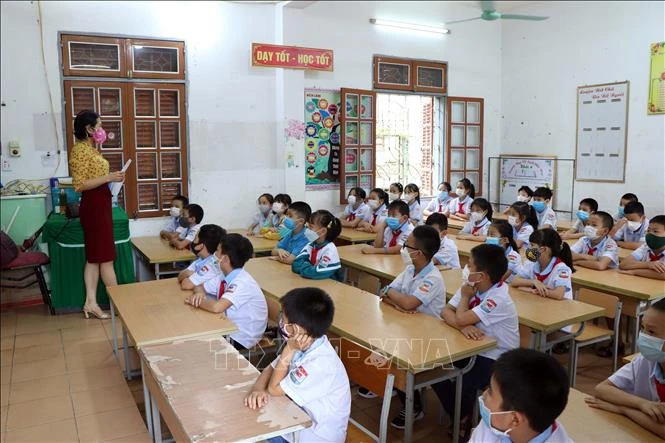 Học sinh tại trường Tiểu học Chiềng Lề, thành phố Sơn La nghe giáo viên phổ biến các nội dung chuẩn bị cho năm học mới. Ảnh: Hữu Quyết - TTXVN 