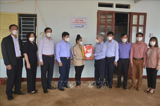  Chủ tịch Ủy ban Trung ương Mặt trận Tổ quốc Việt Nam Đỗ Văn Chiến thăm, tặng quà gia đình chính sách ở huyện Điện Biên Đông, tỉnh Điện Biên. Ảnh: TTXVN phát 