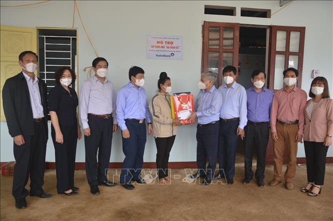  Chủ tịch Ủy ban Trung ương Mặt trận Tổ quốc Việt Nam Đỗ Văn Chiến thăm, tặng quà gia đình chính sách ở huyện Điện Biên Đông, tỉnh Điện Biên. Ảnh: TTXVN phát 