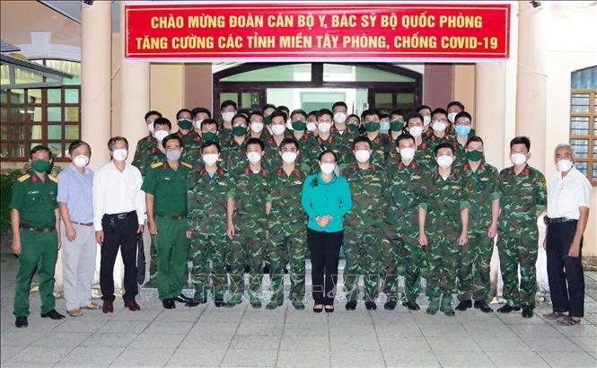 Lãnh đạo tỉnh và ngành Y tế Sóc Trăng cùng Đoàn cán bộ y, bác sĩ Học viện Quân y Bộ Quốc phòng về tăng cường phòng chống dịch tại Sóc Trăng. Ảnh: TTXVN phát 