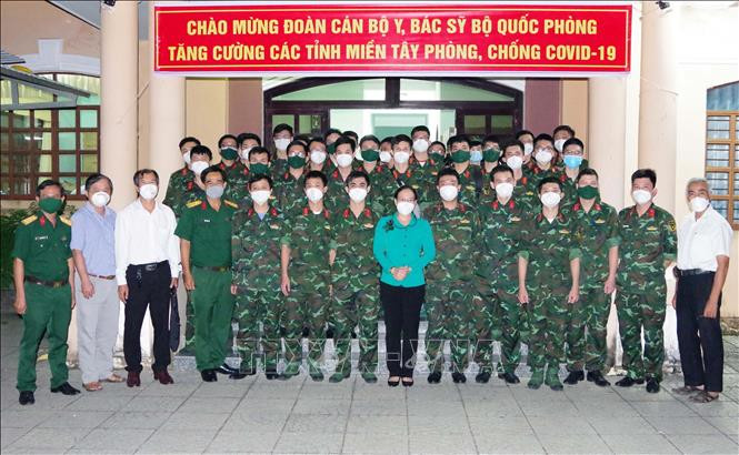 Lãnh đạo tỉnh và ngành Y tế Sóc Trăng cùng Đoàn cán bộ y, bác sĩ Học viện Quân y Bộ Quốc phòng về tăng cường phòng chống dịch tại Sóc Trăng. Ảnh: TTXVN phát 