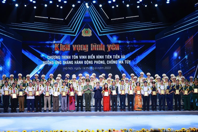 Thủ tướng Phạm Minh Chính và Đại tướng Tô Lâm, Bộ trưởng Bộ Công an với các cá nhân điển hình tiên tiến trong phòng, chống ma túy. Ảnh: Dương Giang - TTXVN