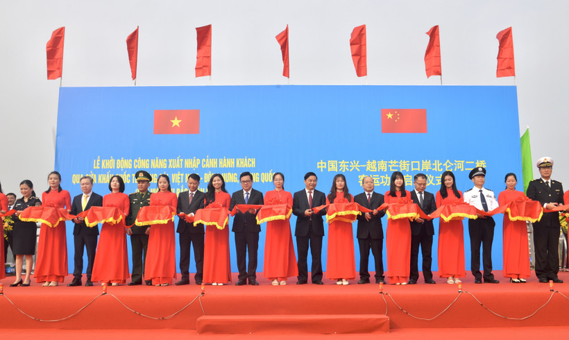 Đại diện lãnh đạo hai tỉnh Quảng Ninh (Việt Nam) và Quảng Tây (Trung Quốc) cắt băng khởi động công năng xuất nhập cảnh hành khách qua Cửa khẩu quốc tế Móng Cái (khu vực cầu Bắc Luân II). Ảnh: Thanh Vân - TTXVN 