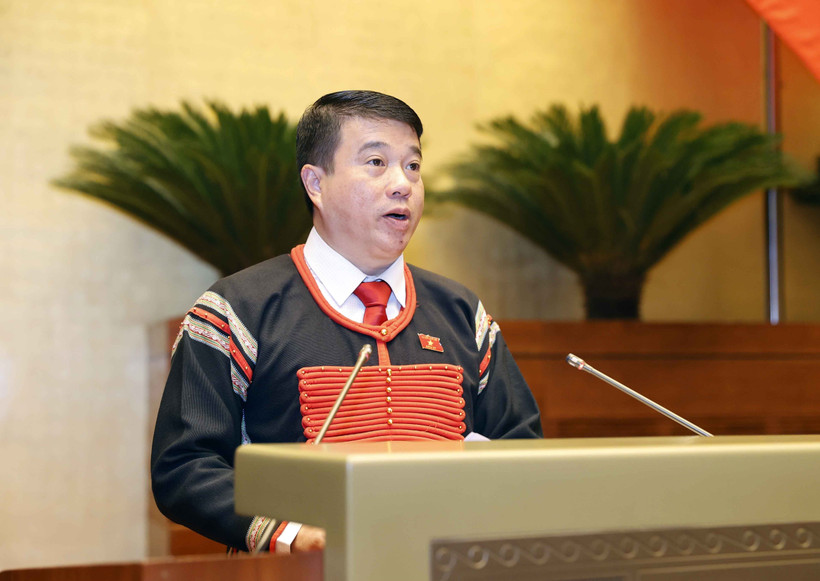 Chủ tịch Hội đồng Dân tộc Y Thanh Hà Niê Kđăm trình bày Báo cáo tiếp thu, giải trình và chỉnh lý dự thảo Nghị quyết giám sát chuyên đề. Ảnh: Doãn Tấn - TTXVN
