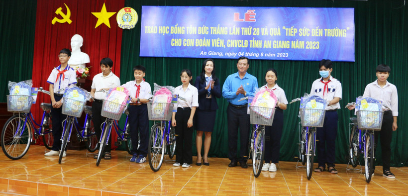 Tặng xe đạp cho các em học sinh là cho con đoàn viên, người lao động vượt khó học giỏi trên đại bàn tỉnh An Giang. Ảnh: Công Mạo - TTXVN 